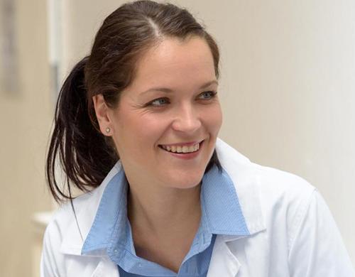 公共卫生 Nurse Smiling with Patient in Consultation